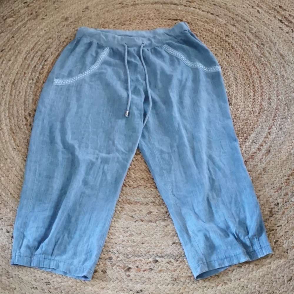 Goa blue chambray linen blend beachy coastal capri pants with drawstring. Size L